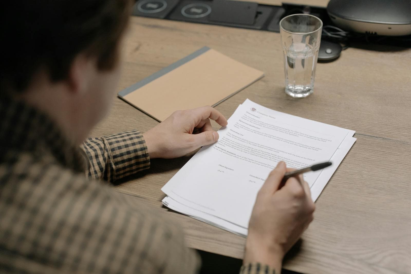 Contratos entre particulares: por que revisar cláusulas antes da assinatura